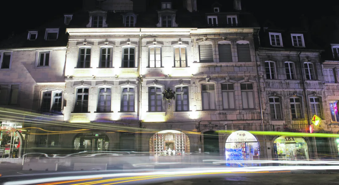 Das Geburtshaus von Victor Hugo, dem berühmtesten Sohnes der französischen Stadt Besançon. Ein Ort, der zeigt, wie sich literarisches Erbe und Gegenwart produktiv verbinden lassen – und ein Vorbild dafür, wie Literatur Räume bekommen kann, die über reine Erinnerung hinausgehen. © Maison Victor Hugo – Ville de Besançon
