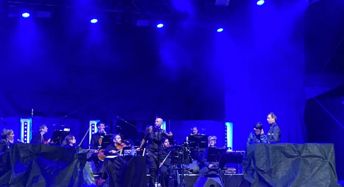 Ein beeindruckendes Konzert auf der stimmungsvoll beleuchteten Bühne am Roten Tor.
