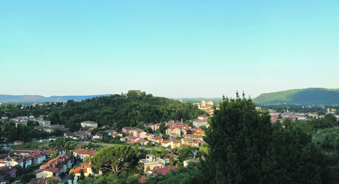 Blick vom Kloster Kostanjevica auf die ehemalige Stadt Görz, die heute in Italien Gorizia und in Slowenien Nova Gorica heißt.