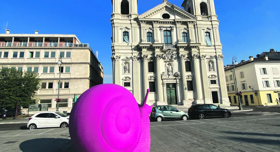 Nova Gorica und Gorizia Piazza; Die große rosa Schnecke ist eine von acht Installationen, die von der Künstler*innengruppe Cracking Art in Gorizia zu sehen sind.