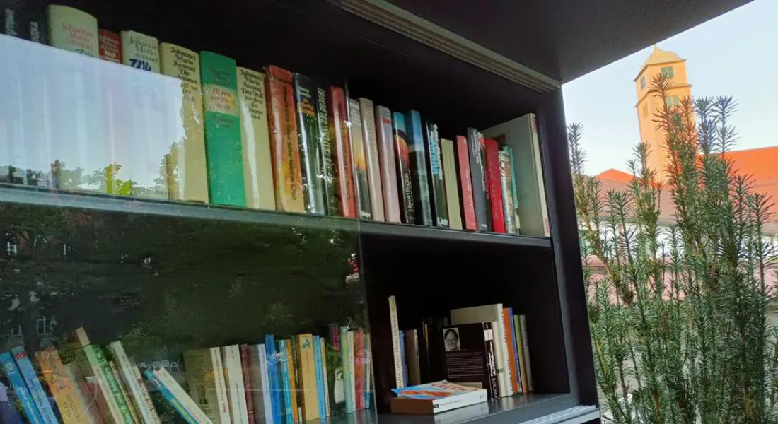 Offener Bücherschrank Hofgarten Augsburg 2024