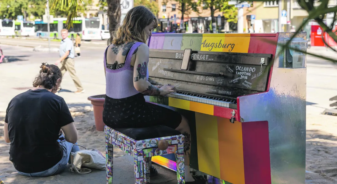 Seit 2017 bringt Augsburg Marketing jedes Jahr mit »Play Me, I'm Yours« ganz besondere Blickfänge in die Stadt. © Stefan Mayr