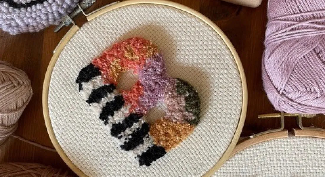 Verschiedene Punch-Needle Bilder der WorskhopteilnehmerInnen.