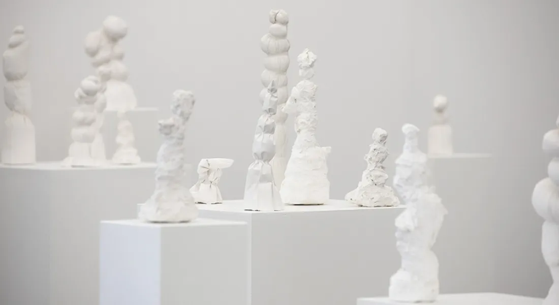 Filigrane weiße Plastiken von Udo Rutschmann bestehen mit Leichtigkeit gegen schwer lastende Großformate ringsum. Foto: © a3kultur/mav