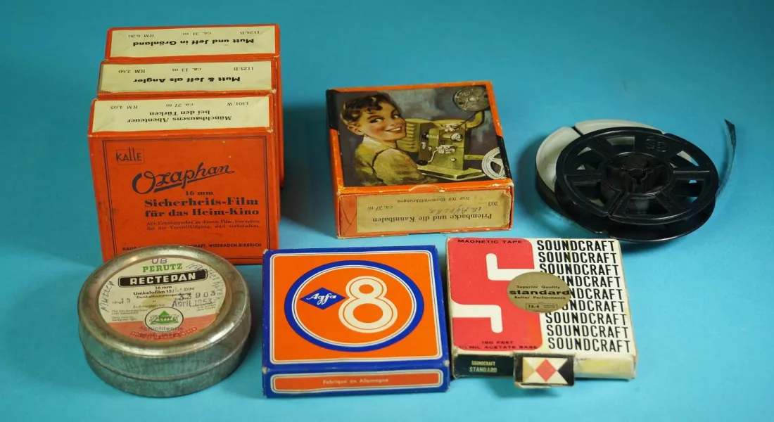 Eine Handvoll alter Super-8-Filmdosen und -spulen, sortiert