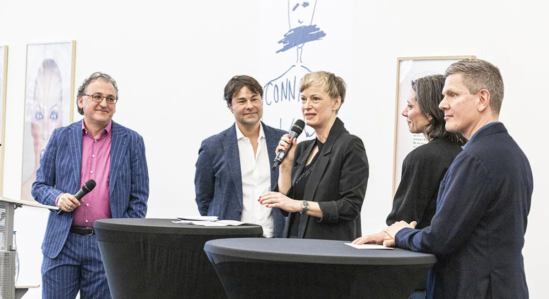 Zur Dreifach-Vernissage im Glaspalast fand ein Artist Talk statt. Dr. Christof Trepesch, Jan T. Wilms, Susanne Junker, Chiara Padovan sowie Dr. Stefan Schrammel sehen großes Potential in lokalen und überregionalen Kunstnetzwerken. Foto: © a3kultur/mav