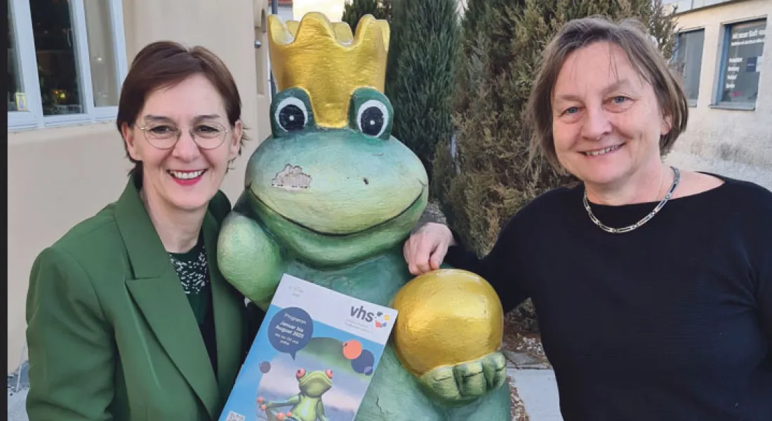 Geschäftsleiterin Susanne Gribl (links) und Dr. Susanne Kuffer, pädagogische Leiterin der Volkshochschule Augsburger Land e.V., präsentieren das neue Programmheft.