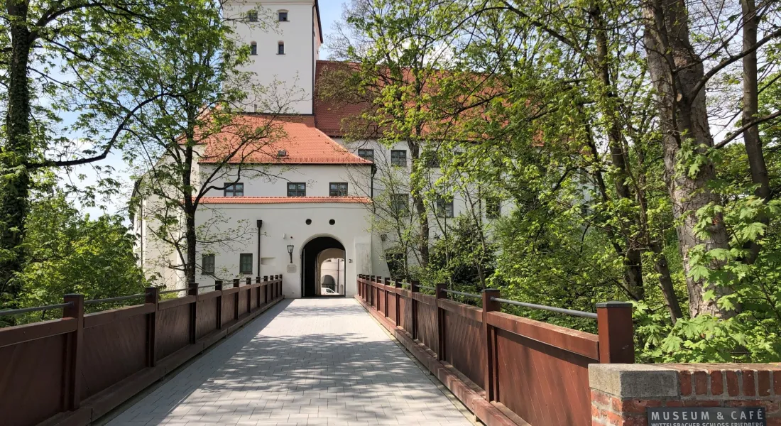 Schlossbrücke und Tor des Wittelsbacher Schlosses in Friedberg