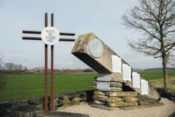 Denkmal für die Opfer von Krieg und Gewalt am ehemaligen Militärflugplatz Oettingen © Bezirk Schwaben, Fotografin: Sarah Schneller