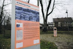 Mahnmal + Informationstafel am ehemaligen KZ-Außenlager Burgau © Bezirk Schwaben, Fotografin: Sarah Schneller