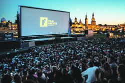Filmnächte am Elbufer in Dresden: Europas größter mobiler Kinoleinwand  mit 448 Quadratmeter © Filmnächte/Moritz Bechert