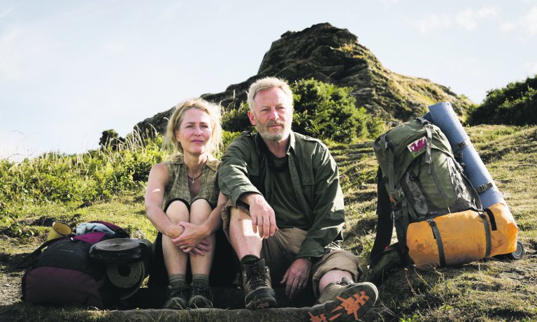 »Der Salzpfad«: Moth (Jason Isaacs) und Raynor (Gillian Anderson) wandern vom Nichts zurück ins Leben © BBC, Number 9 Films Salt Path Limited/ Steve Tanner, Quelle: filmpresskit.de