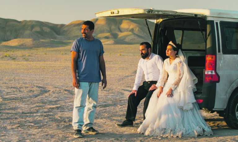 Der Fremde: Eine schicksalhafte Begegnung zwischen Meursault (Benjamin Voisin) und Marie (Rebecca Marder) an einem heißen Sommertag in Algerien © Foz - Gaumont - France 2 Cinema/Carole Bethuel