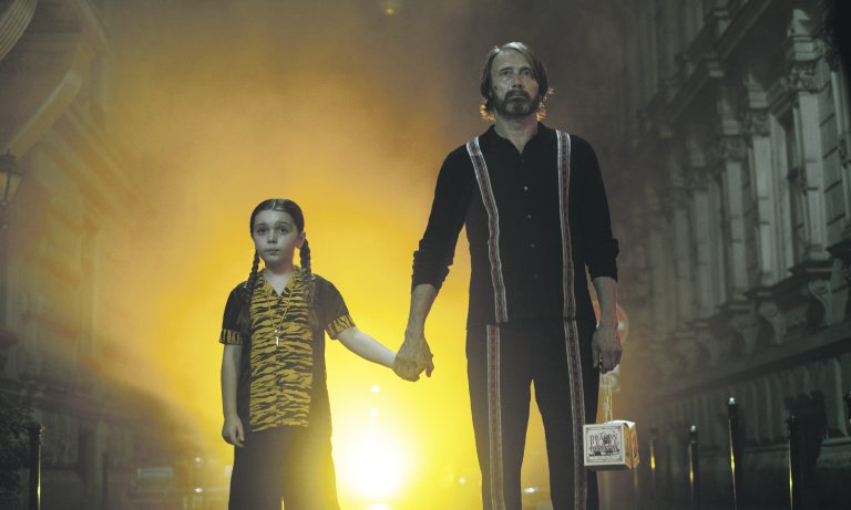 »Dust Bunny« – Mads Mikkelsen und Sophie Sloan in einer Mischung aus »Monster AG« und »Léon der Profi«  © Roadside Attractions, LIONSGATE