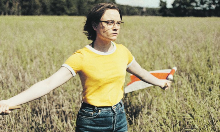 In einer brüchigen Bauernfamilie in der DDR der 80er Jahre balanciert Angelika (Lena Urzendowsky)zwischen Lebensgier und Todessehnsucht. © Studio Zentral