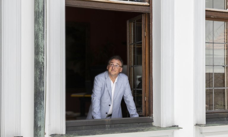 Christof Trepesch blickt besorgt nach oben. Das Dach des Schaezlerpalais beginnt zu bröckeln.