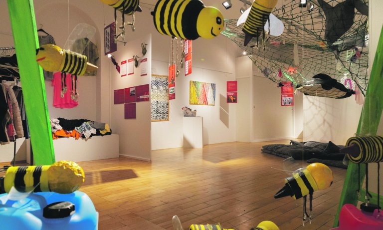 Kunstschaffende der CAB-Ulrichswerkstätten Schwabmünchen ließen Gemeinschaftsskulputuren aus Abfällen wachsen, dazu liefert die Ausstellung einen reichen Wissensschatz rund um Ressourcenfresser und Klimakiller. © a3kultur/mav