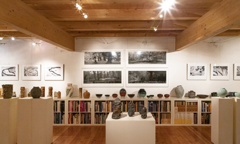 Die Galerie Epple in Türkheim feiert ihr 25-jähriges Bestehen mit brillanten Landschafts- und Naturfotografien, umgeben von keramischer Stilvielfalt.