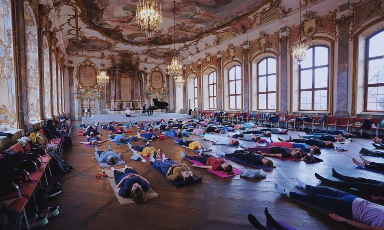 Mozart in der Stadt Yoga im kleinen goldenen Saal © Bastian Walcher