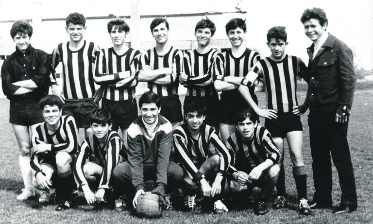 Der größte Teil der Fußballmannschaft des AC Torres von 1969 war bei der Mechanischen Baumwoll-Spinnerei und Weberei Augsburg (SWA) beschäftigt. © Archiv tim