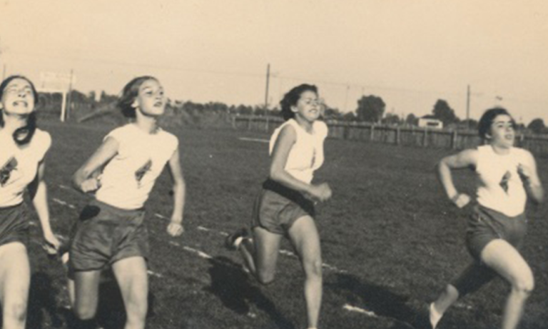 Sportlerinnen der PTGA, darunter Irma Landmann (erste von rechts), während des Zielsprints bei einem Laufwettkampf. Augsburg, 1937.