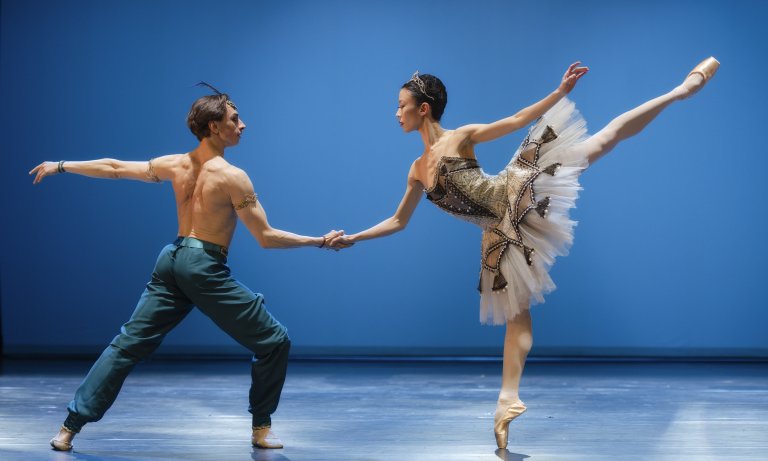 Denys Cherevychko (Ballett der Wiener Staatsoper) &amp; Sae Eun Park (Ballet Opera de Paris), »Le Corsaire« (Choreografie: Marius Petipa) © Jan-Pieter Fuhr