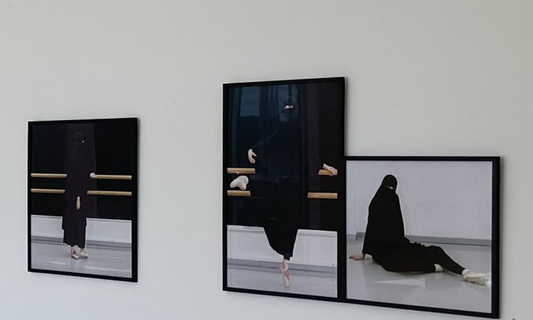Drei Fotoprints von Adidal Abou-Chamat