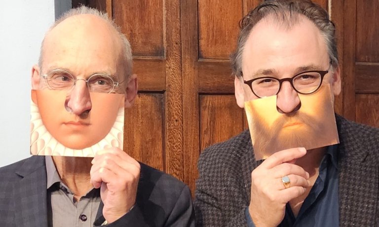 Museumsdirektor Dr. Christof Trepesch und Kurator Dr. Thomas Wierczinki präsentieren die Selfie-Aktion #keepingupwiththefuggers – Mitmachen ausdrücklich erwünscht!