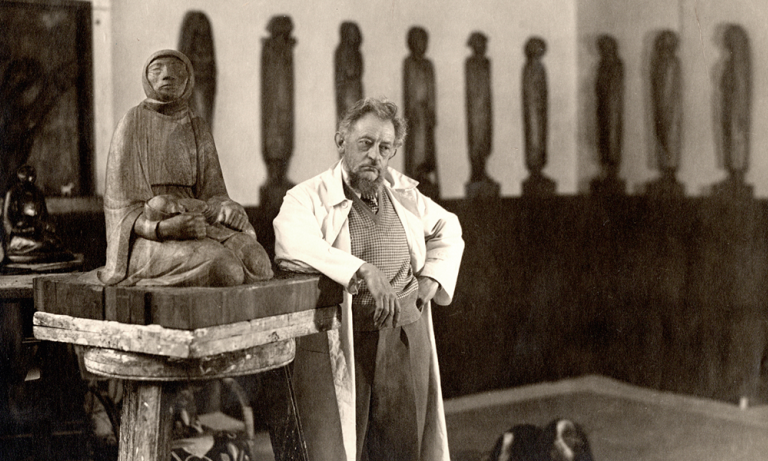 Ernst Barlach an seiner Holzskulptur Mutter und Kind, Güstrow 1935