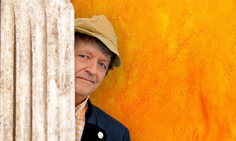 Erwin Pelzig ziert das Cover des neuen Programmhefts der Stadthalle Gersthofen und ist am 13. März zu Gast. © Dita Vollmond