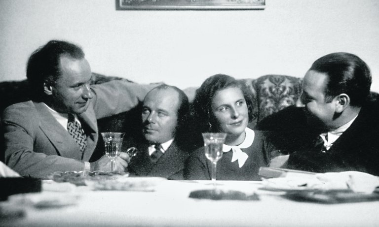 Leni Riefensthal mit (von links) Filmregisseur Arnold Fanck, Pilot Ernst Udet und Schauspieler Paul Kohner ca. 1932 © Public Domain
