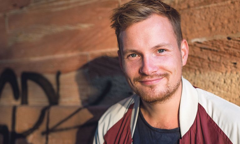 Kunst-Kabarettist Jakob Schwerdtfeger präsentiert sein Programm »Meisterwerk« im Kunstforum Oberschönenfeld.