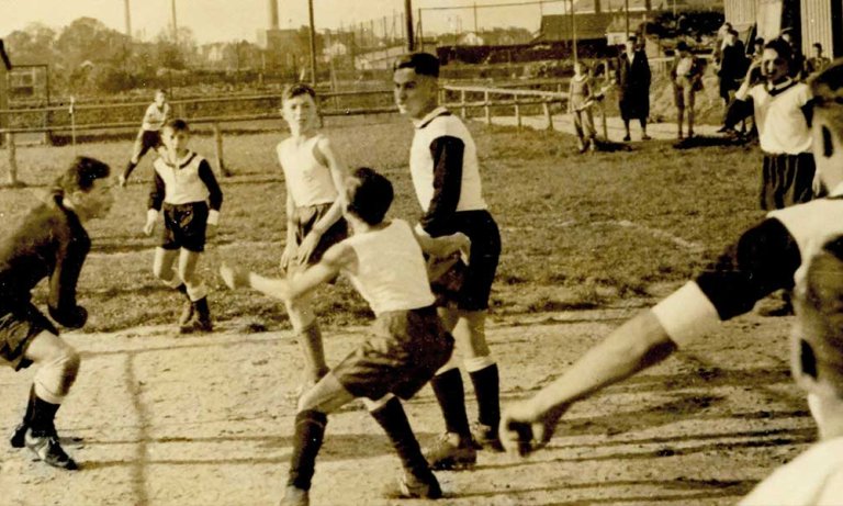 Heinz Landmann schießt für die Jugendmannschaft der PTGA im Spiel gegen München ein Tor. Augsburg, um 1935 © Sammlung Gernot Römer, Jüdisches Museum