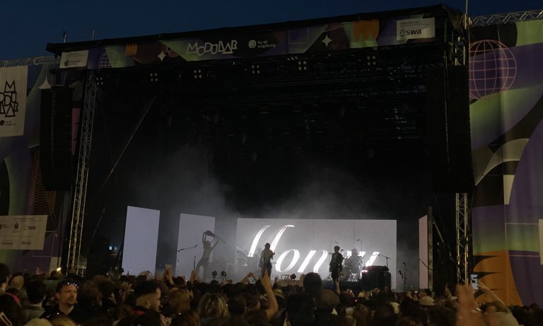 Money - Maurice Ernst, Sänger der Band Bilderbuch, erinnerte 2025 an seinen ersten Modular-Auftritt der Band, als man »hier noch keine Krankenversicherungen abschließen konnte«.