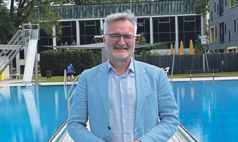 Jürgen K. Enninger im Schwimmbad