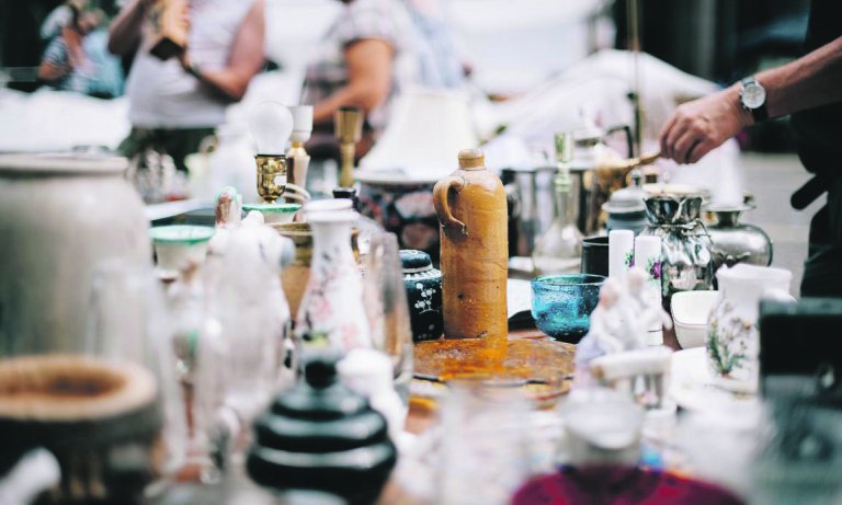 Flohmarkt Adobe Stock