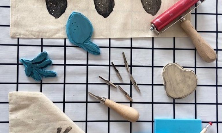 Bedruckte Stofftaschen, Stempel und Linoldruck Werkzeuge.