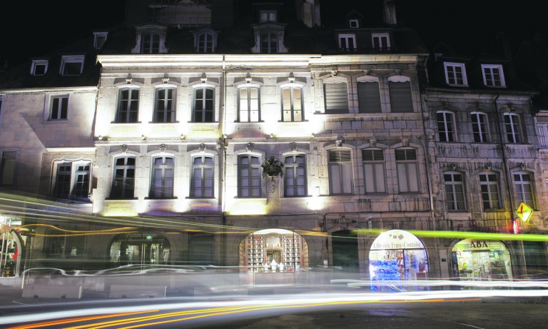 Das Geburtshaus von Victor Hugo, dem berühmtesten Sohnes der französischen Stadt Besançon. Ein Ort, der zeigt, wie sich literarisches Erbe und Gegenwart produktiv verbinden lassen – und ein Vorbild dafür, wie Literatur Räume bekommen kann, die über reine Erinnerung hinausgehen. © Maison Victor Hugo – Ville de Besançon