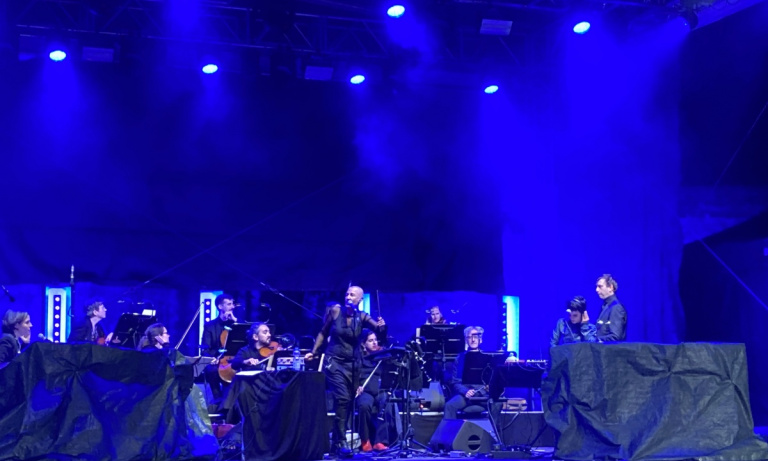Ein beeindruckendes Konzert auf der stimmungsvoll beleuchteten Bühne am Roten Tor.