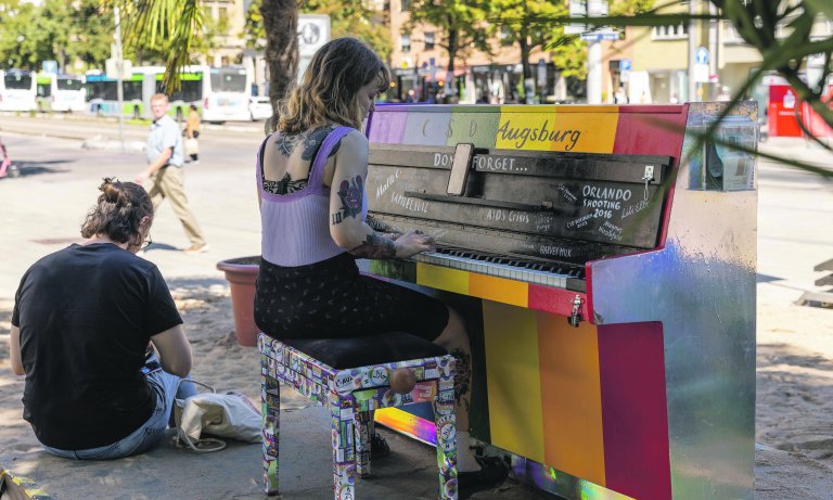 Seit 2017 bringt Augsburg Marketing jedes Jahr mit »Play Me, I'm Yours« ganz besondere Blickfänge in die Stadt. © Stefan Mayr