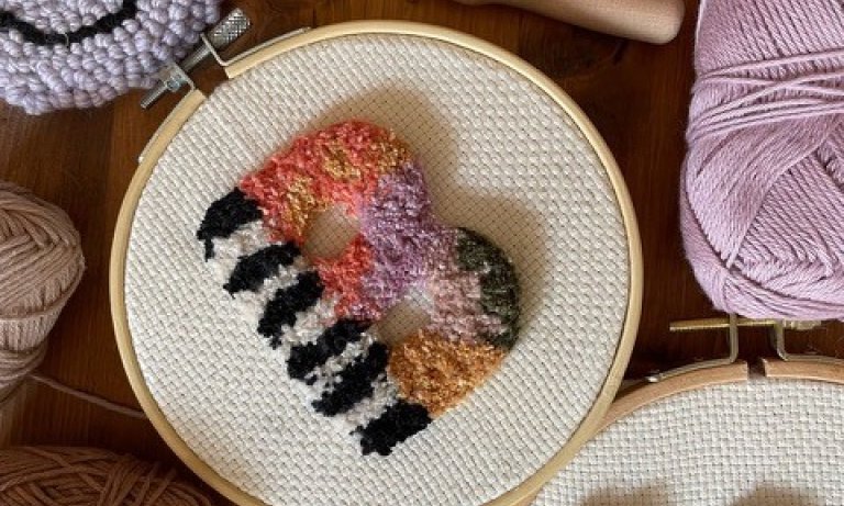 Verschiedene Punch-Needle Bilder der WorskhopteilnehmerInnen.
