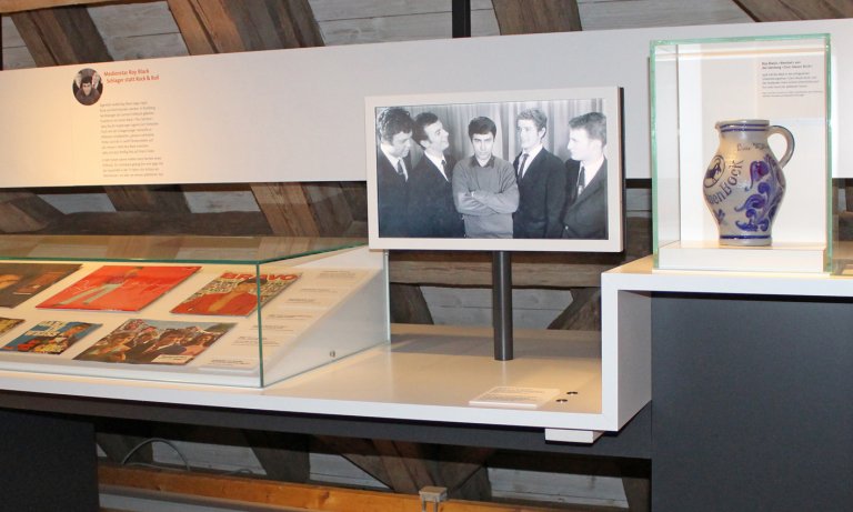 Roy Black und seine Bandmitglieder sind auf einem Bild in der Dauerausstellung zu sehen.