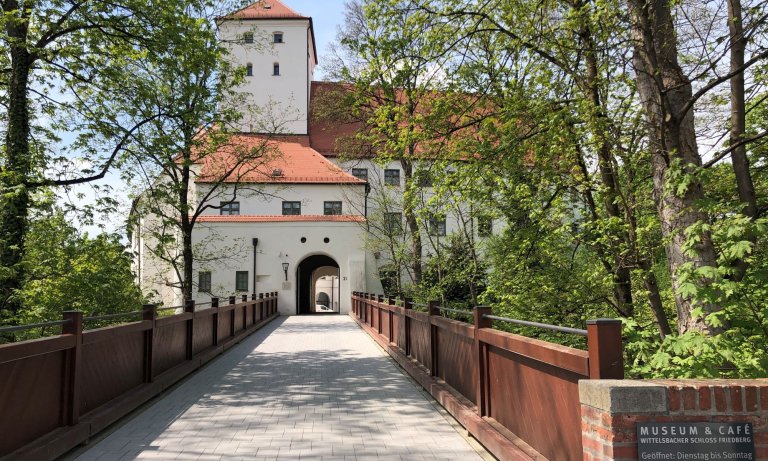 Schlossbrücke und Tor des Wittelsbacher Schlosses in Friedberg